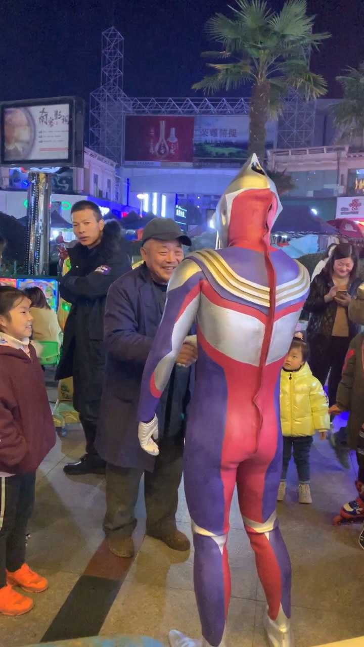 野生大肥扬迪迦奥特曼遇到可爱大爷