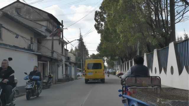 在上海,浦东川沙新镇开往张江镇乡下的碧云净院,寺院大门紧闭