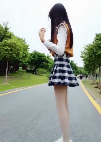 小姐姐在路上脱鞋脱袜子这操作我算是服了