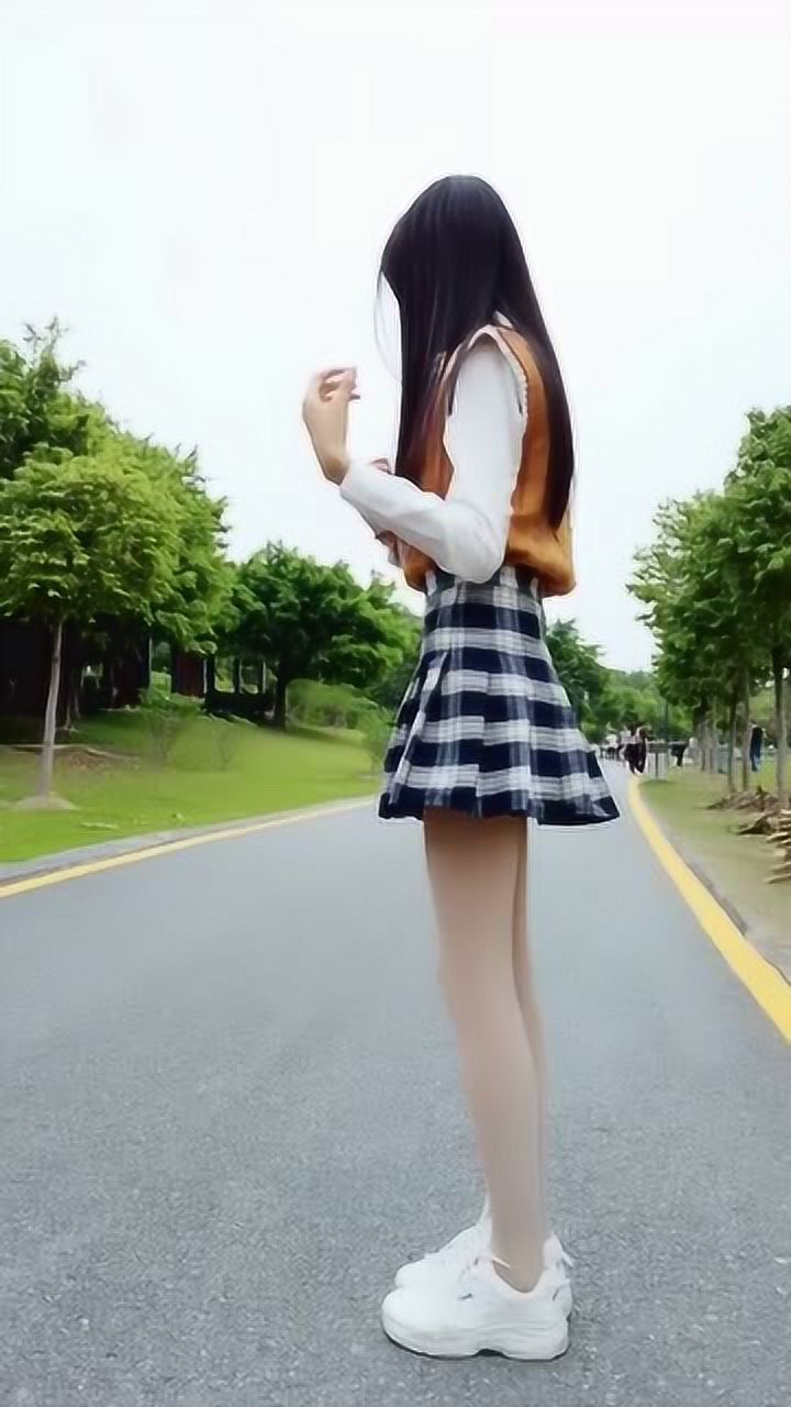 小姐姐在路上脱鞋脱袜子，这操作我算是服了_高清