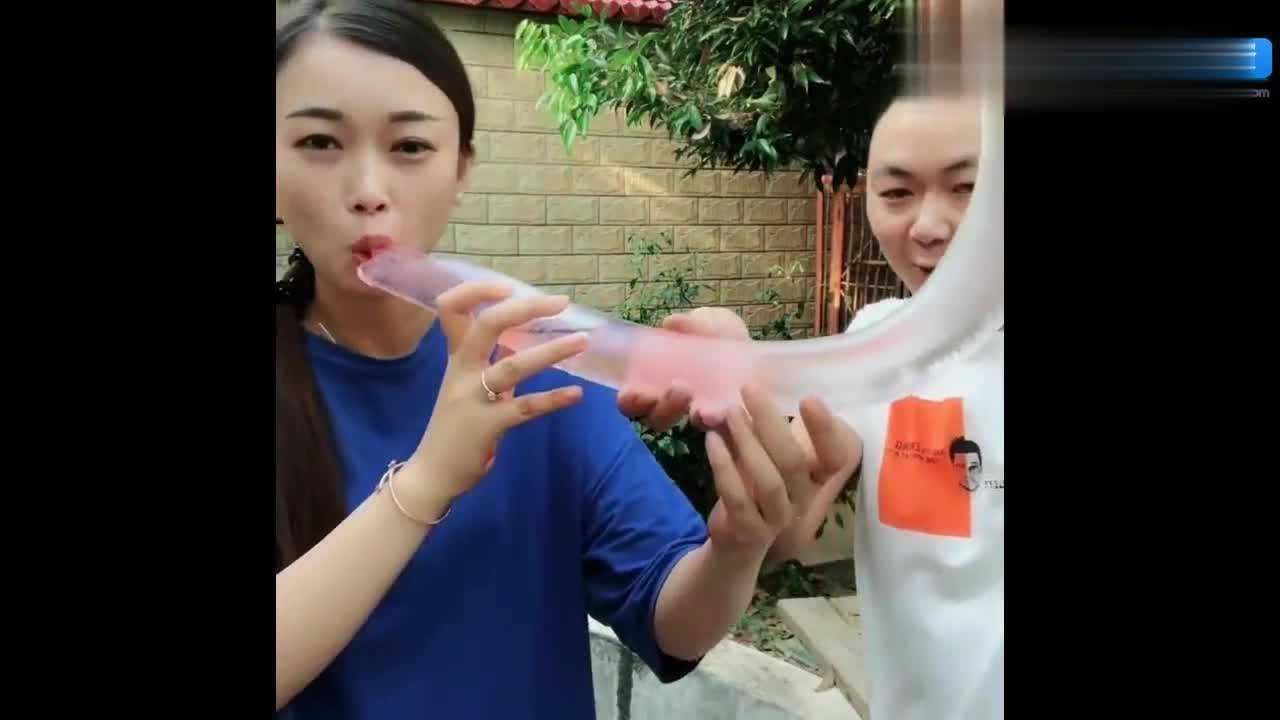 农村夫妻户外直播吃冰,冰里还装着水,这是什么操作?