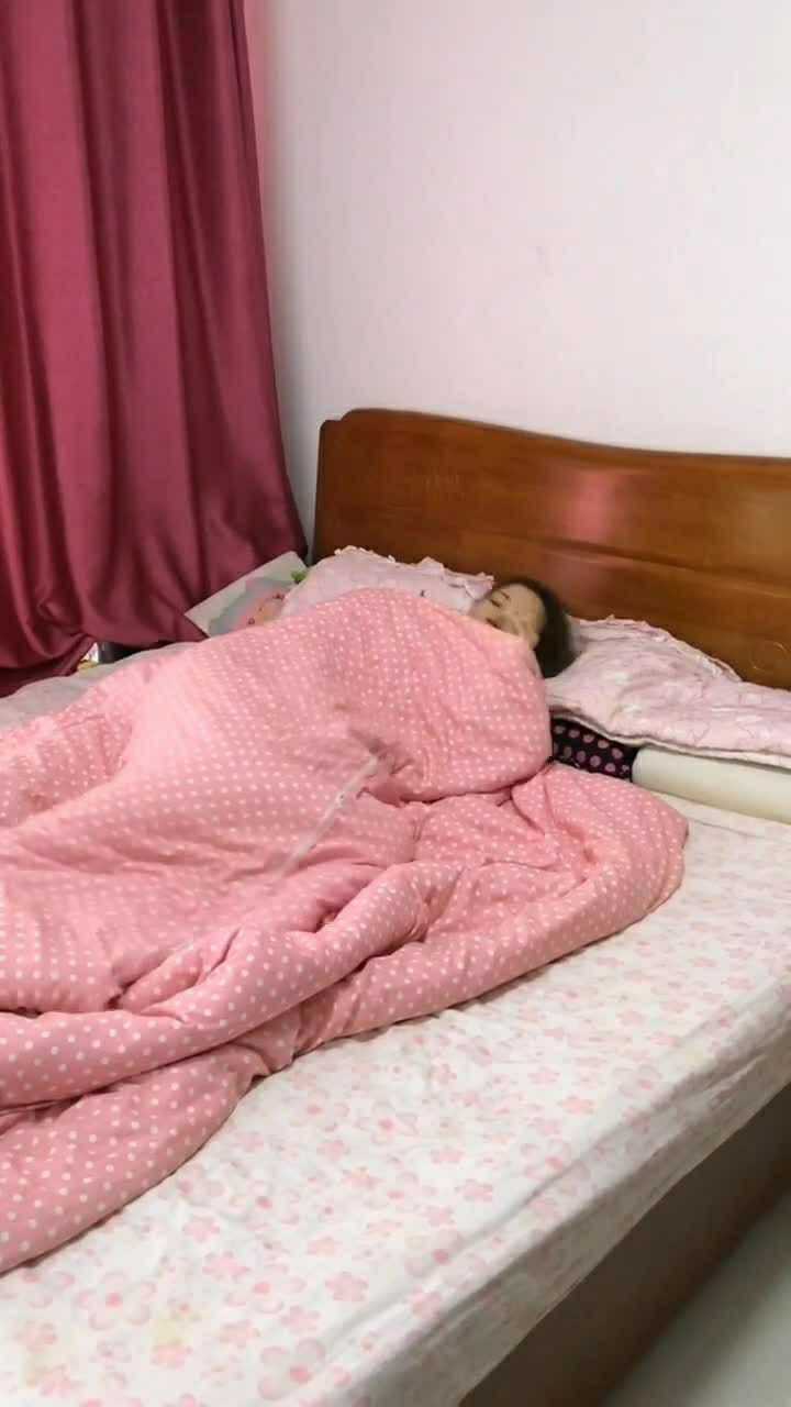 媳妇睡觉缠被子怎么办?今天教你们一招
