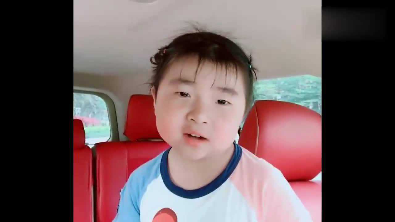 《新乌龙院》演员李欣蕊,车内献唱《平凡之路》,真是个小天才!