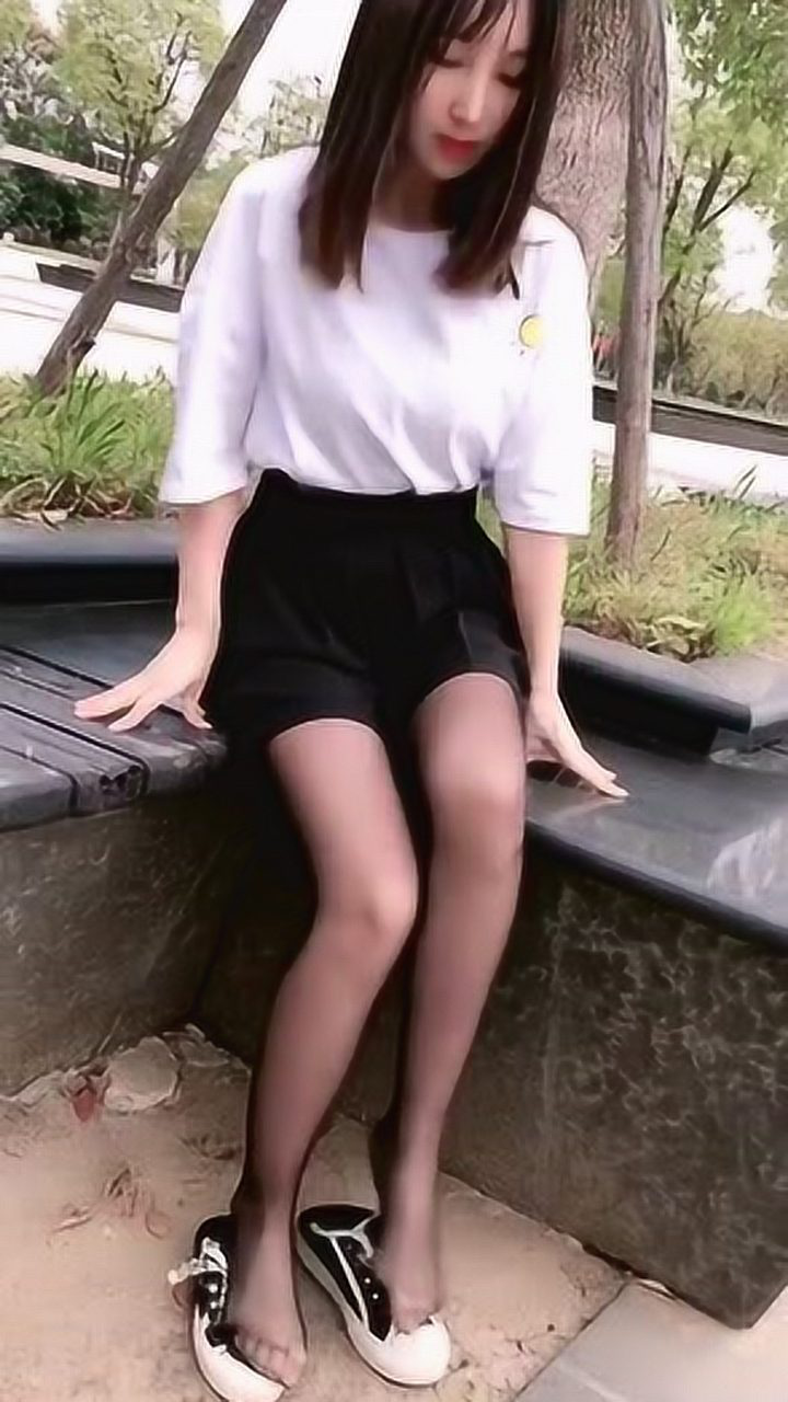 00后姑娘用帆布鞋搭配黑色丝袜,还别说,性感中带着甜美