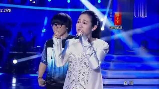 李琦成功晋级,萱萱唱着《沙滩上的脚印》,乐观送自己离开舞台