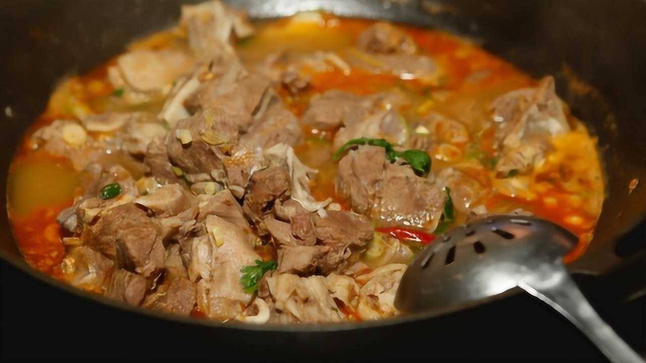 柴火土灶,铁锅炖羊肉,吃草药长大的羊,炖1个半小时,不膻肉嫩