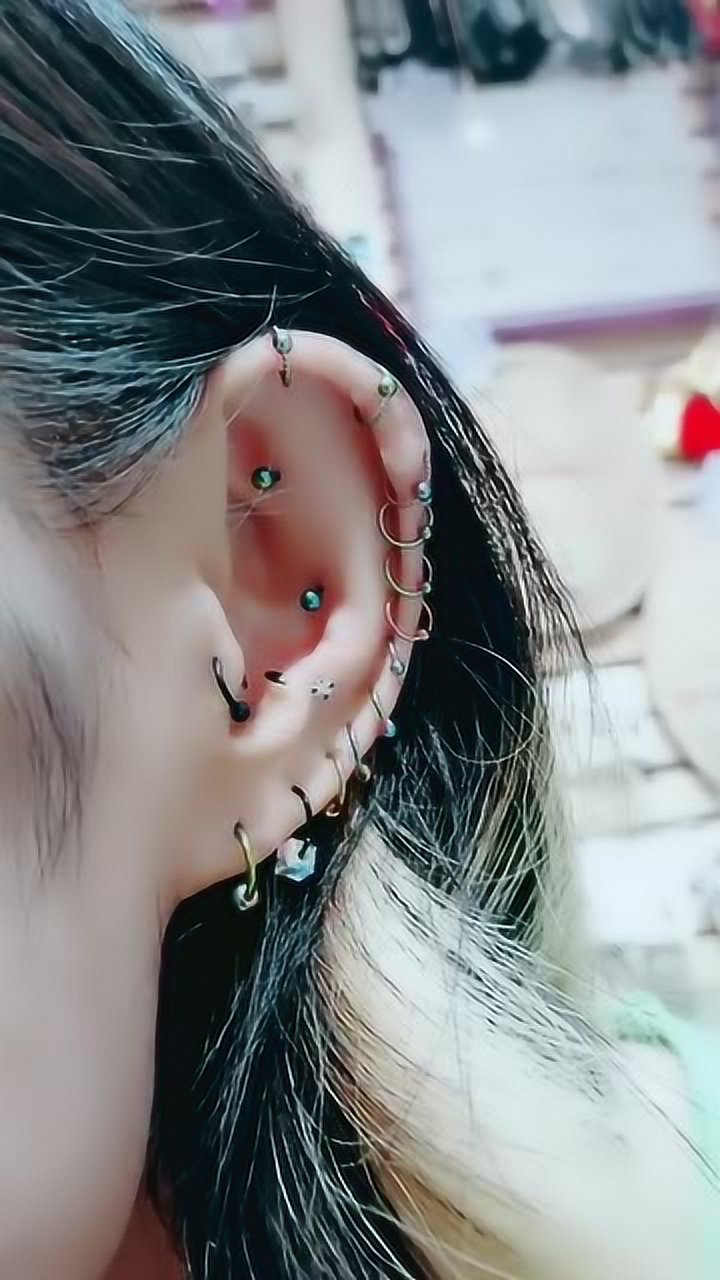 现在女孩太会玩了整个耳朵打满耳洞太疯狂了