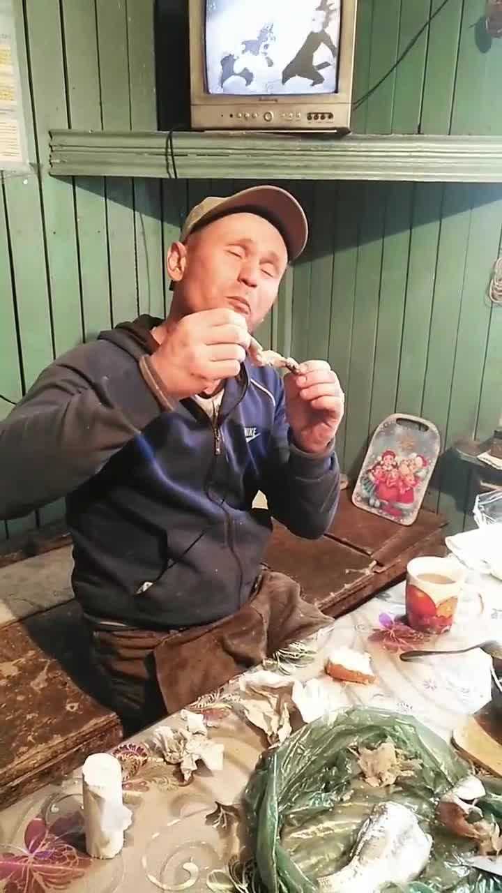 俄罗斯大叔喝酒吃生鱼一看就是酒鬼战斗民族的男人不一般