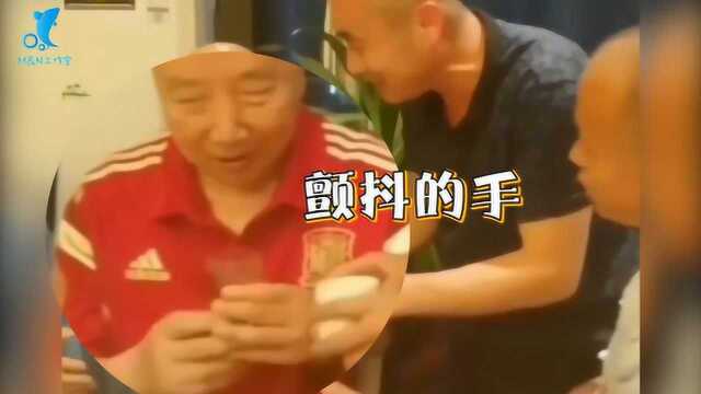 77岁“少林方丈”于海现身,患病后被人敬酒手抖不停略显心酸