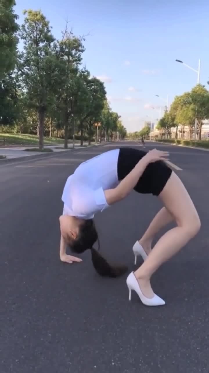 户外表演下腰小姐姐是练过舞蹈吧谁都想娶这样的姑娘