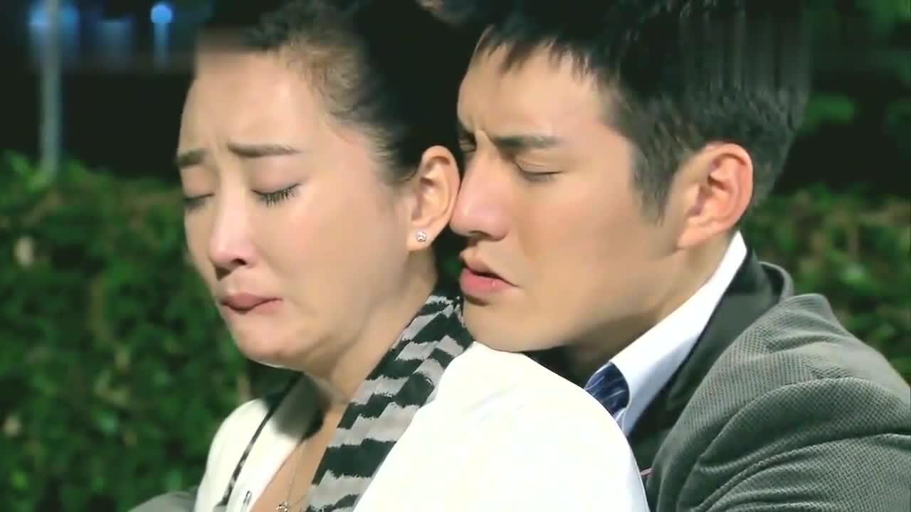 闺中密友:夫妻俩闹离婚,丈夫一把从后面抱住妻子,试图将其挽回