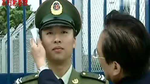解放军驻港部队站岗，遭遇外国游客骚扰，中国公民做法太赞