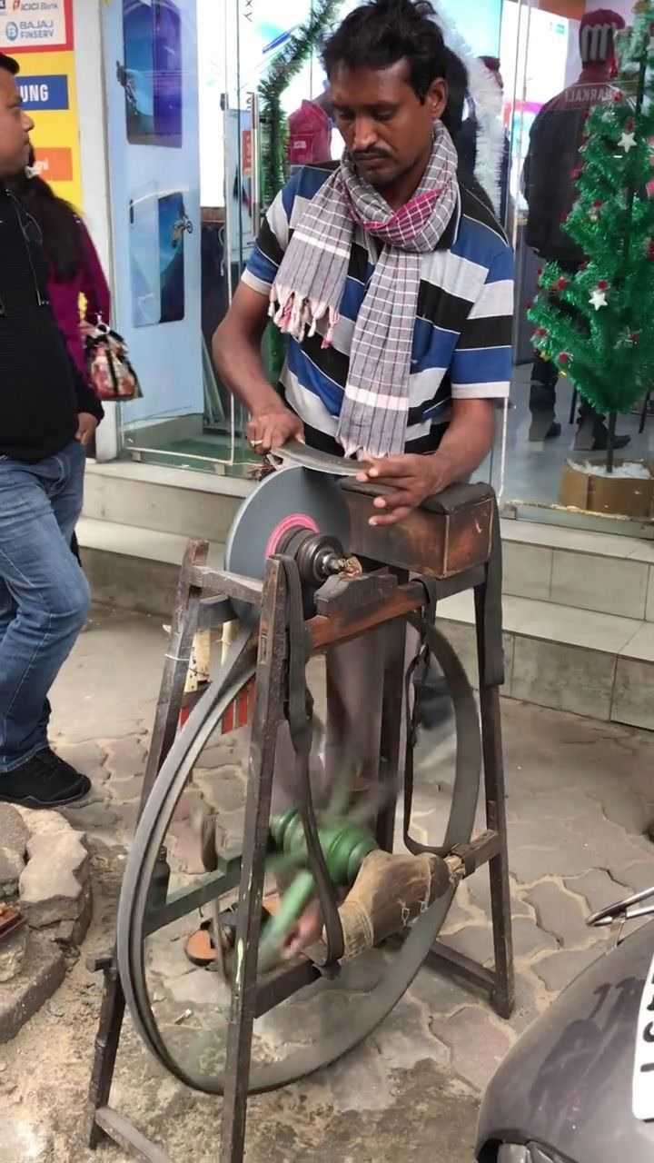 印度的古老手艺,磨菜刀的!