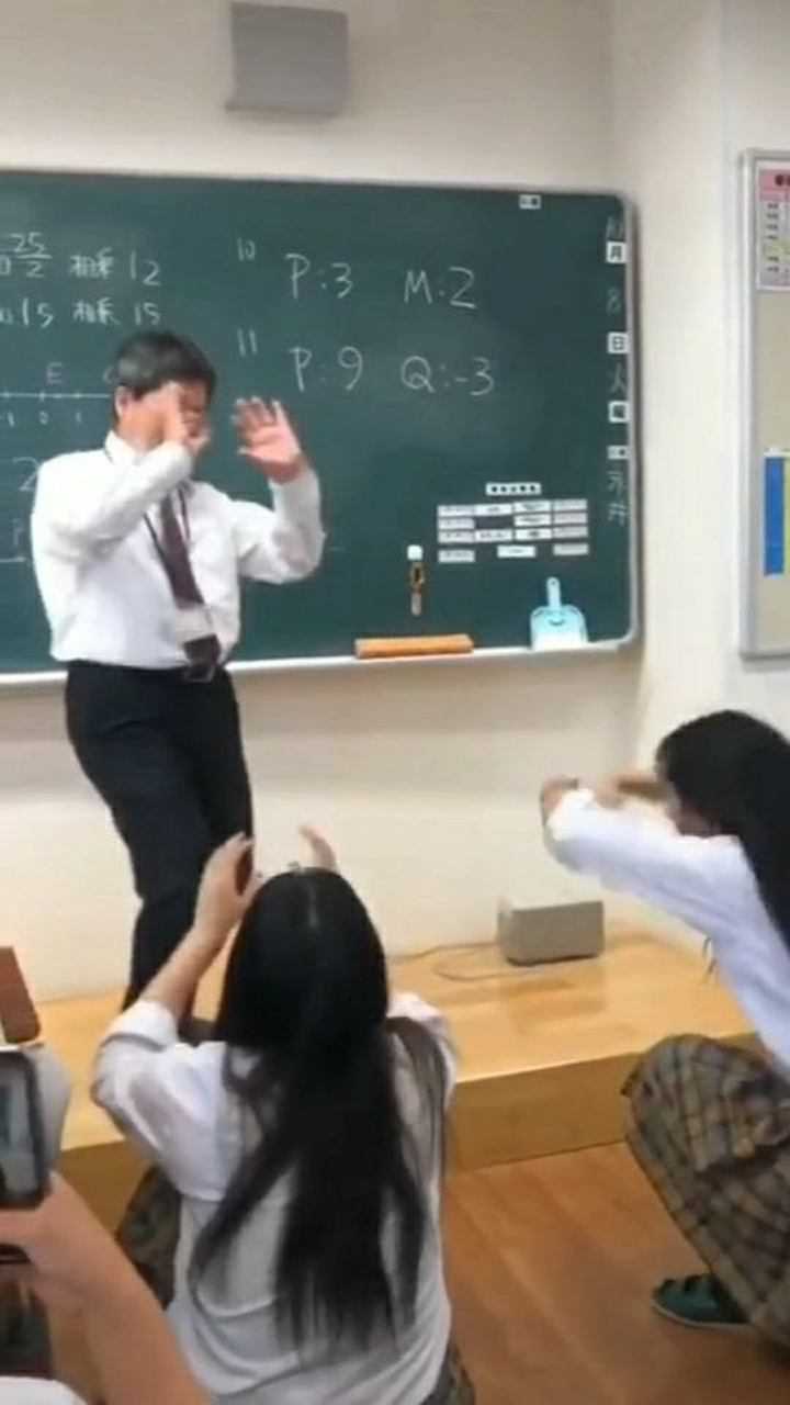 日本教室里的一幕，男教师和女学生在做什么？_腾讯视频
