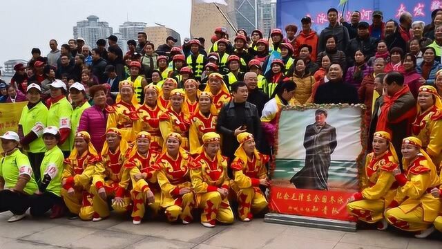 看柳州冬泳爱好者怎样纪念毛主席冬泳日