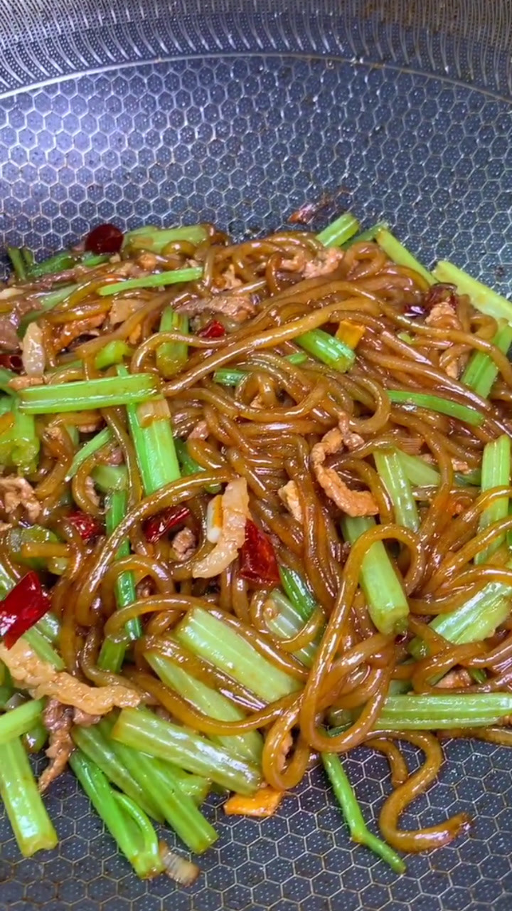 家常美食芹菜粉条炒肉做好了,方法特别简单,你学会了吗?