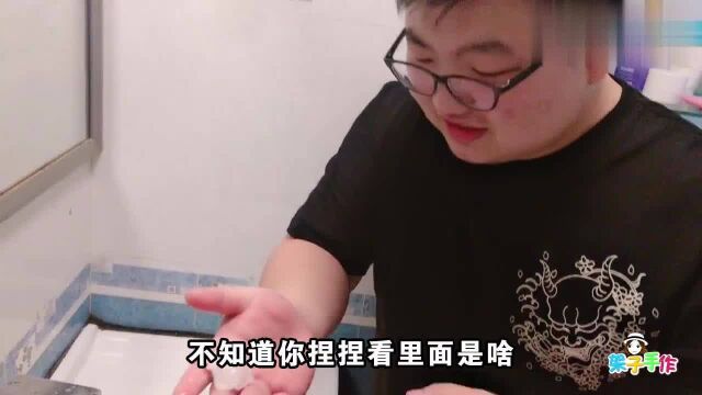 UHU胶成为新的整蛊神器,打开水笼头瞬间小哥哥吓到,捏爆超解压