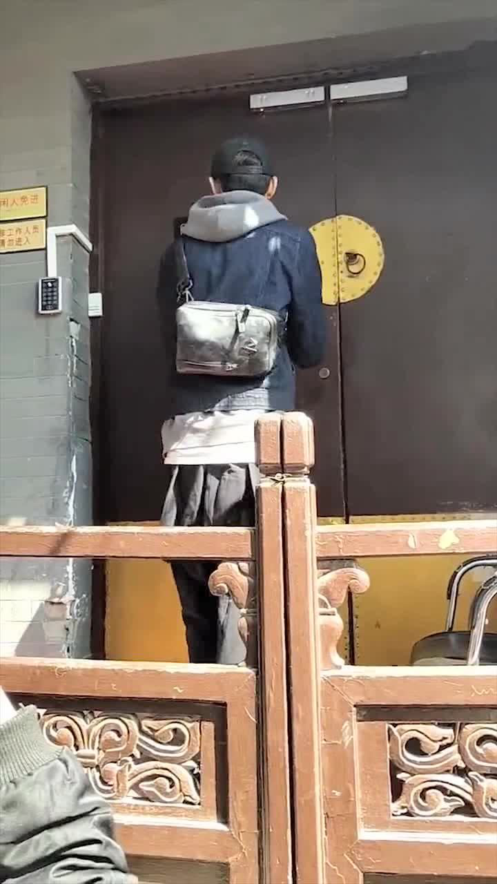 相声演员被锁在门外叫了声爸爸才给开门