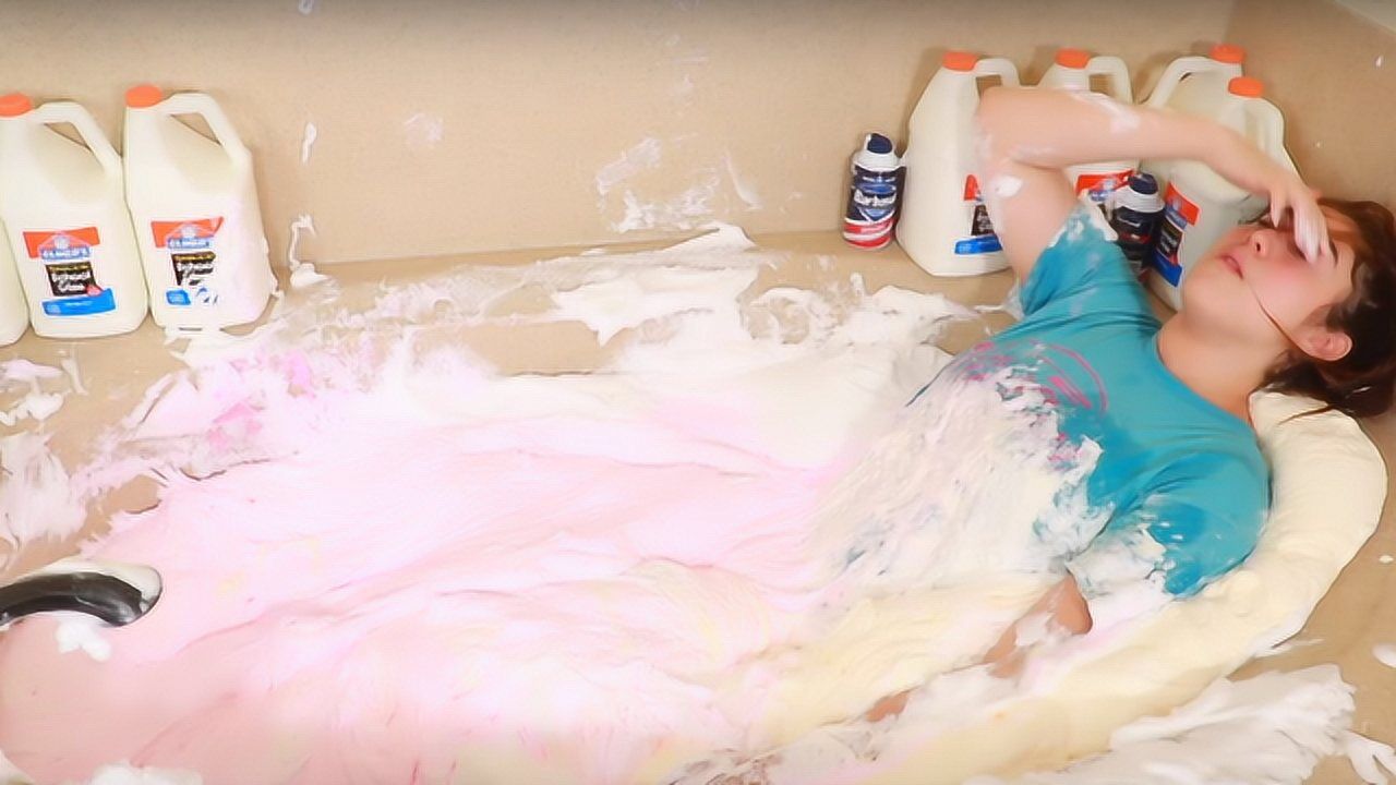 美女作死用胶水泡澡,躺进浴缸那一刻,后悔已经来不及!