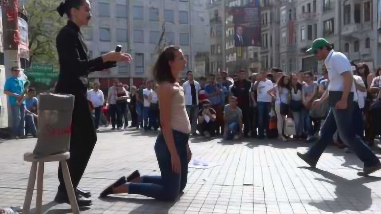女子当众被剃光头撕衣服，如此大胆的行为艺术，结果让人失望！_高清