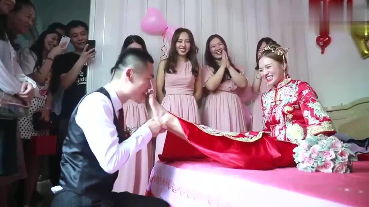 小伙无奈舔新娘的脚丫，舔的新娘都痒痒了，网友好想去帮帮他！_高清