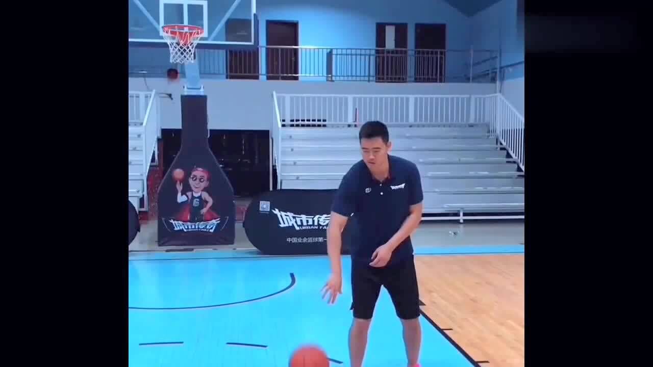 篮球教学：学会这三个传球动作，让你成为篮球场上最亮的仔！_腾讯视频