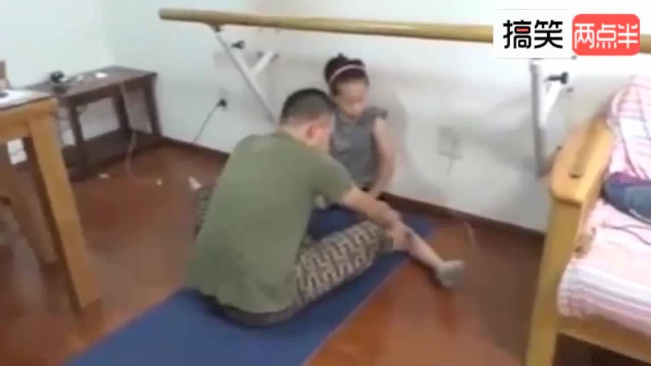 爸爸亲自帮女儿压腿，女儿痛到失声大哭_腾讯视频