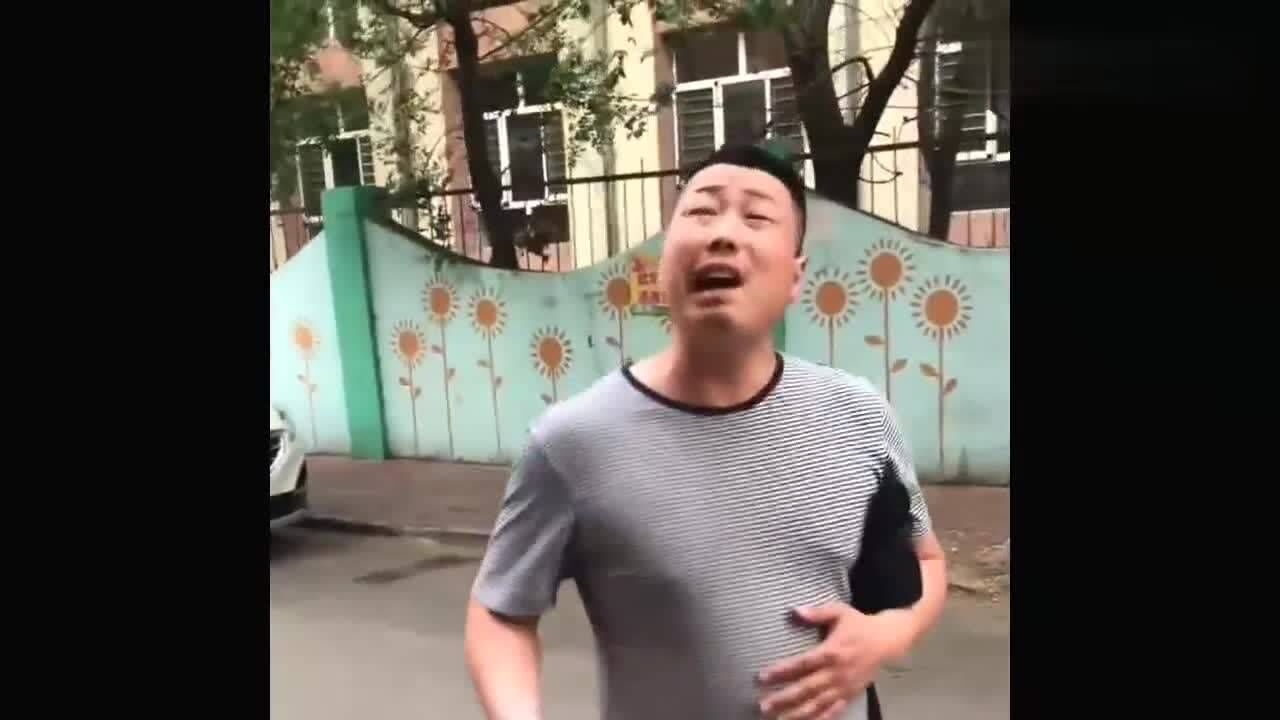 东北大哥模仿社会人走路的神态每个动作都很到位这是在干什么