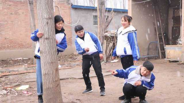 小伙伴在雪中一起玩“雪花飘飘”,充满回忆的游戏,真好玩