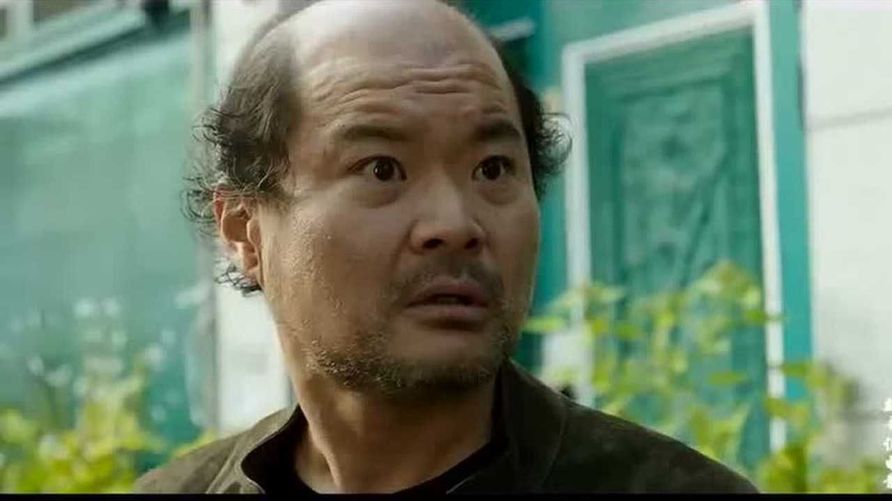 魏哥说电影韩国犯罪片目击者大叔半夜回家目睹凶案整个过程