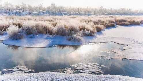黑龙江五大连池有个景点，零下20度湖水不结冰，美得犹如童话世界