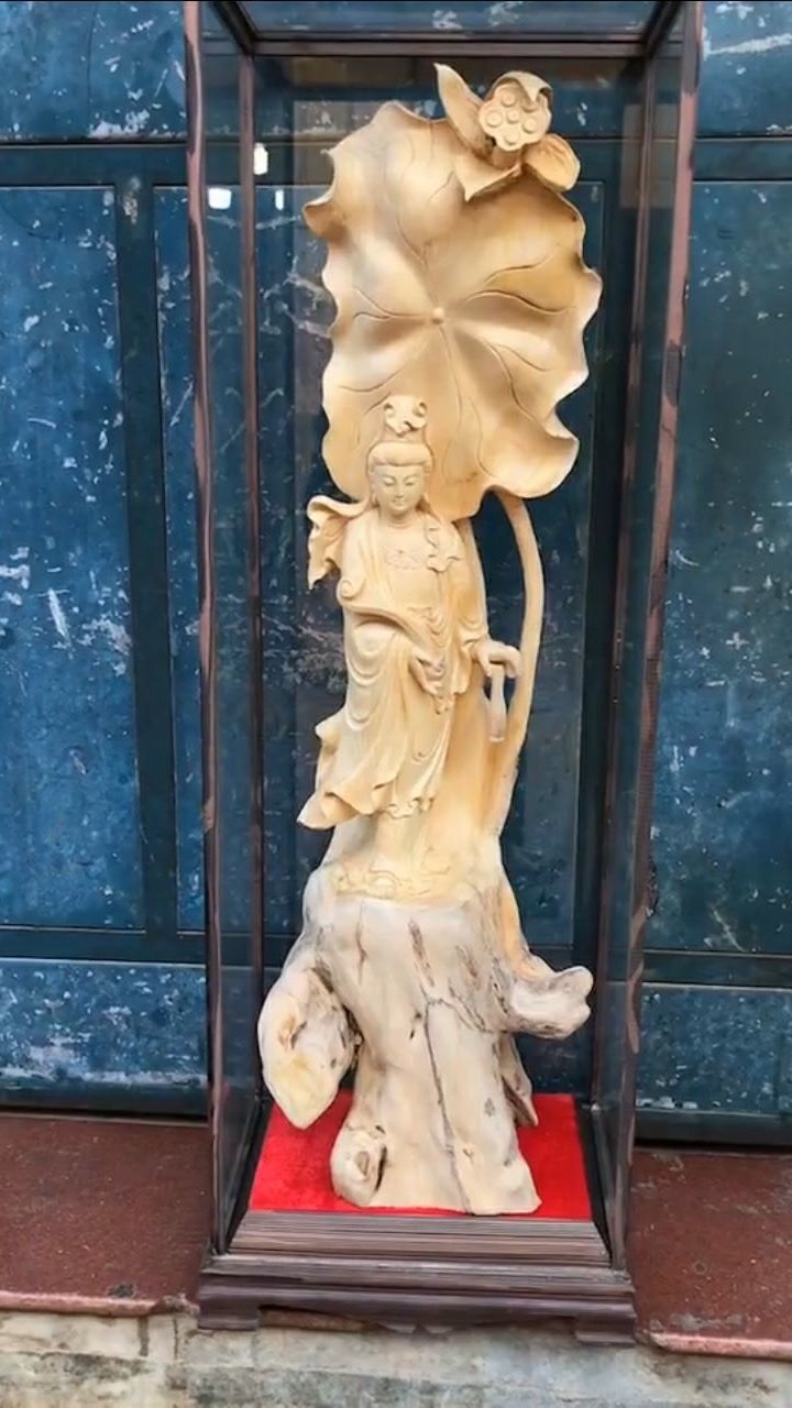 这次雕刻的是如意观世音菩萨,左手玉如意右手拿着琉璃玉净瓶