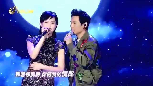 杜德伟演唱《一起看月亮》,竟还把黄龄拉上来一起合唱,太好听啦