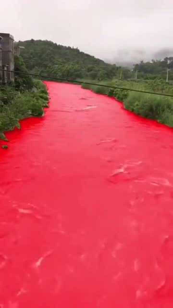 青海红色的河水图片