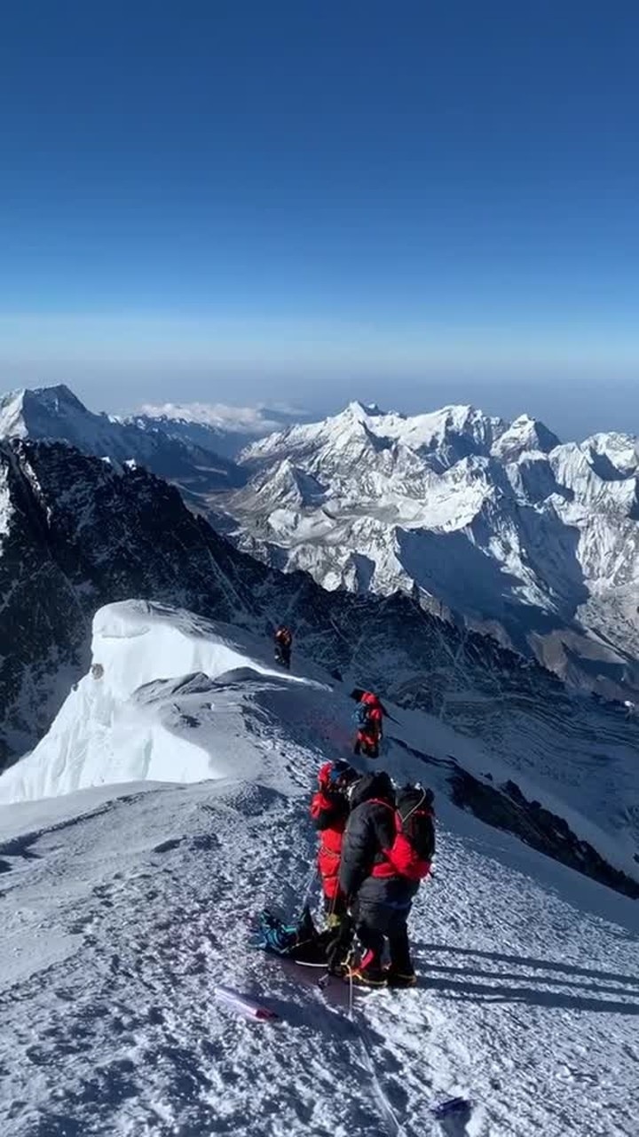 今年登顶世界第一高峰珠穆朗玛峰8848米的珍贵镜头之一