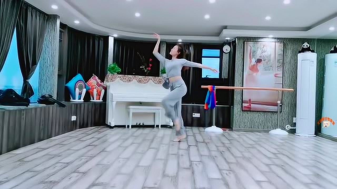 美女在家跳舞,跳的不错