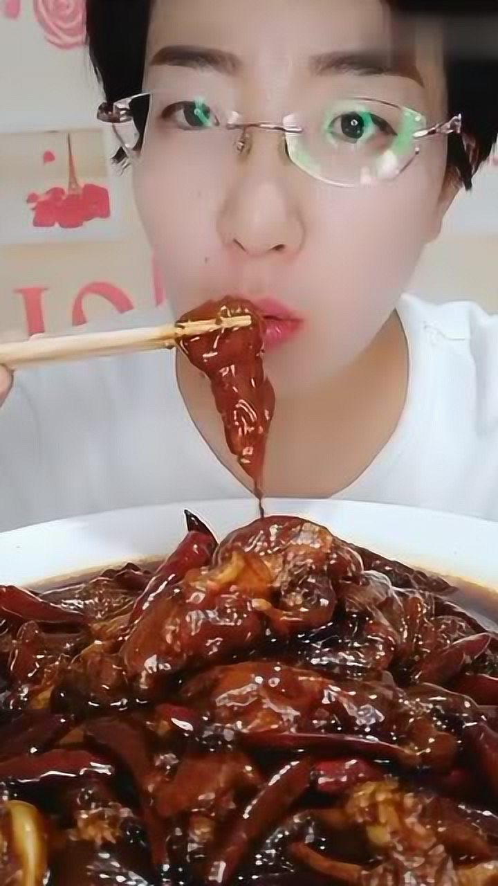 美女吃刚出锅的香辣牛蹄筋辣辣的特别好吃好馋人