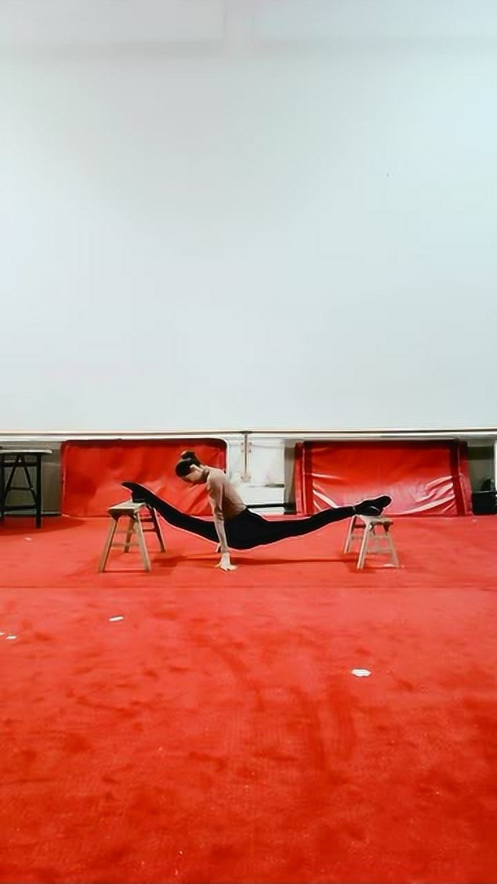 不同段位的一字马瞬间让我大饱眼福了