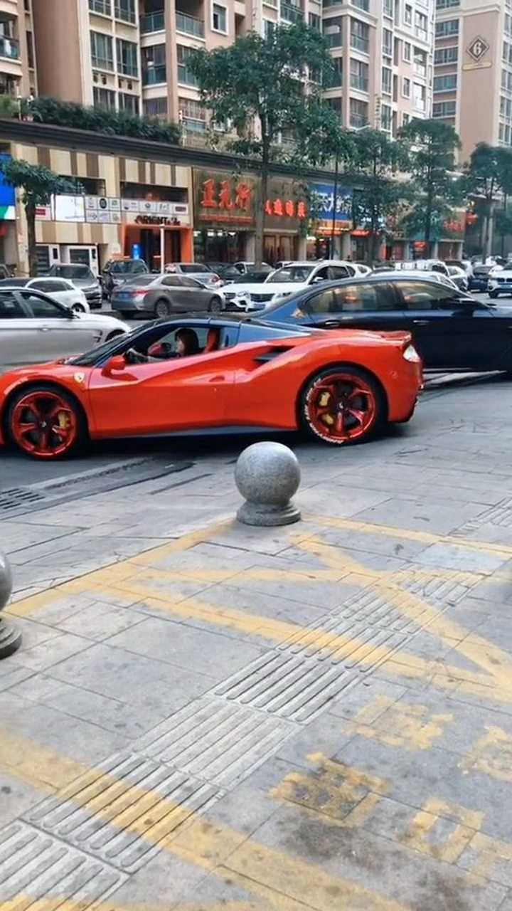 今天在街头拍到的法拉利488,非常漂亮