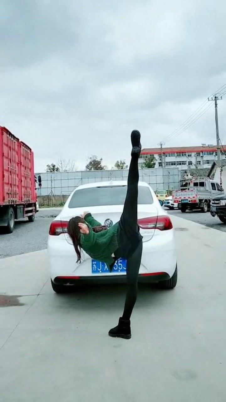 据说后抬腿的一字马难度更高是这样吗