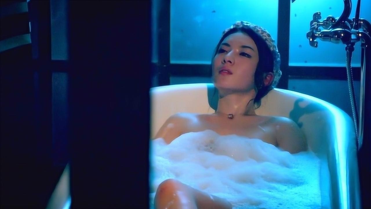 美女正在浴室泡澡，突然被潜伏在屋内的面具人杀死！_高清