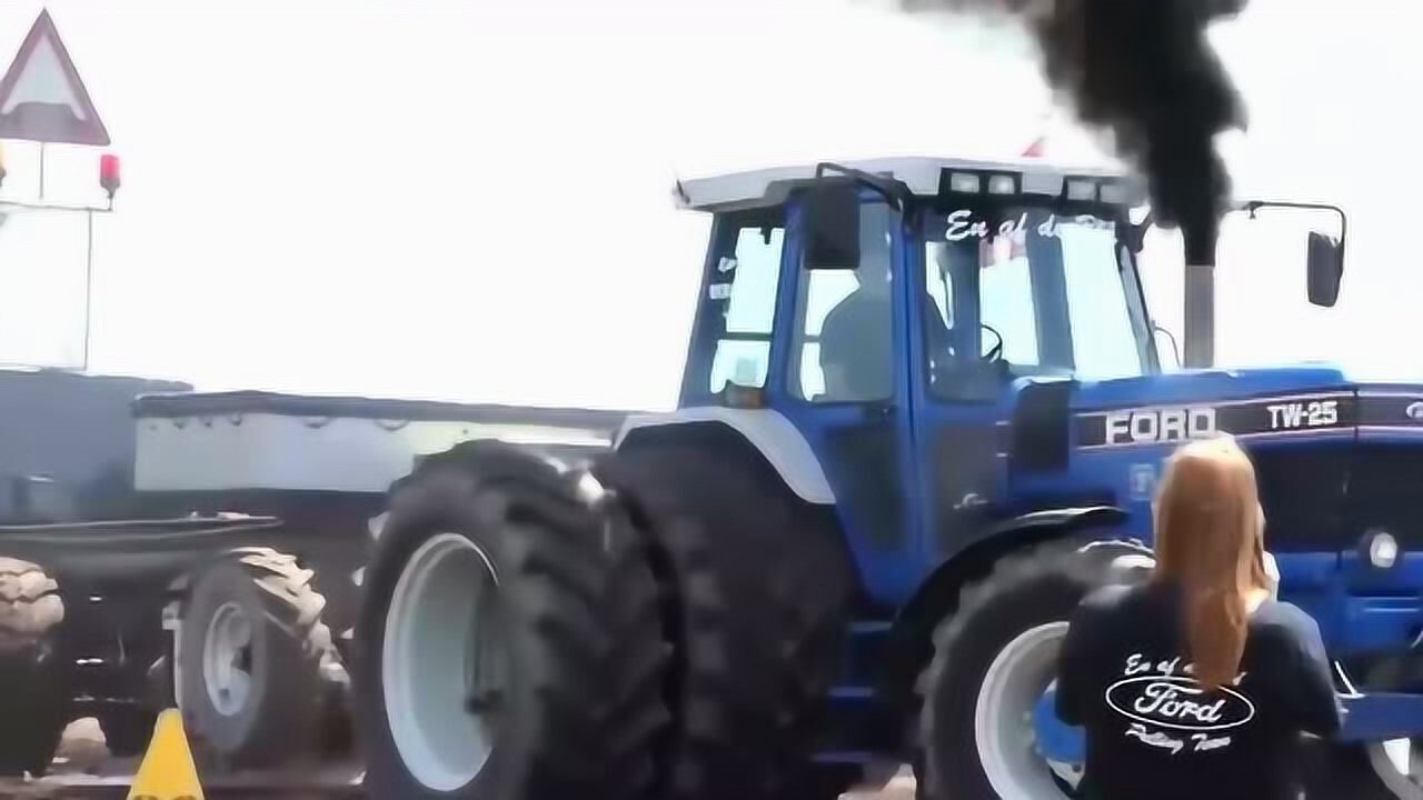 这些拖拉机是来污染空气的吗?浓浓的黑烟