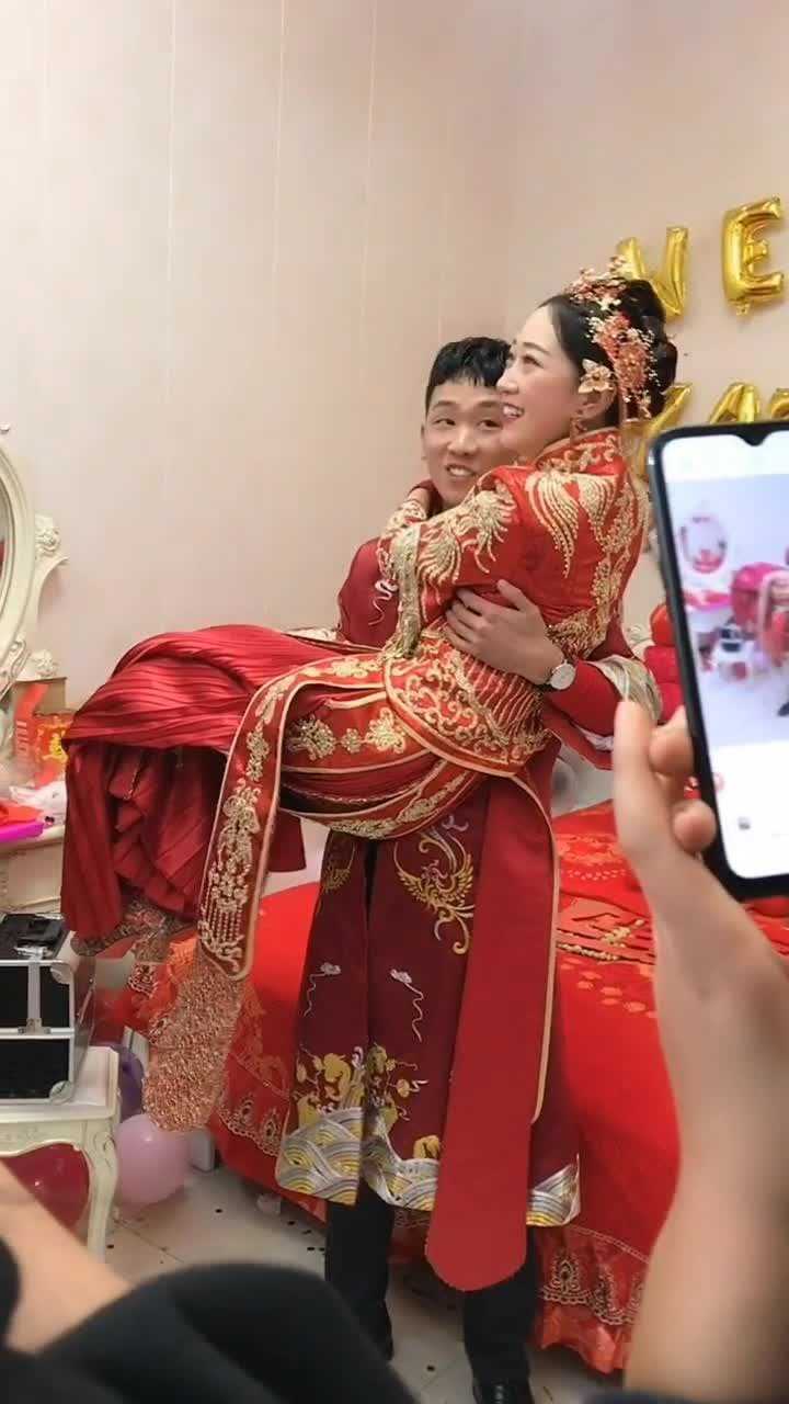 终于结婚了新郎抱着新娘转圈圈祝他们幸福
