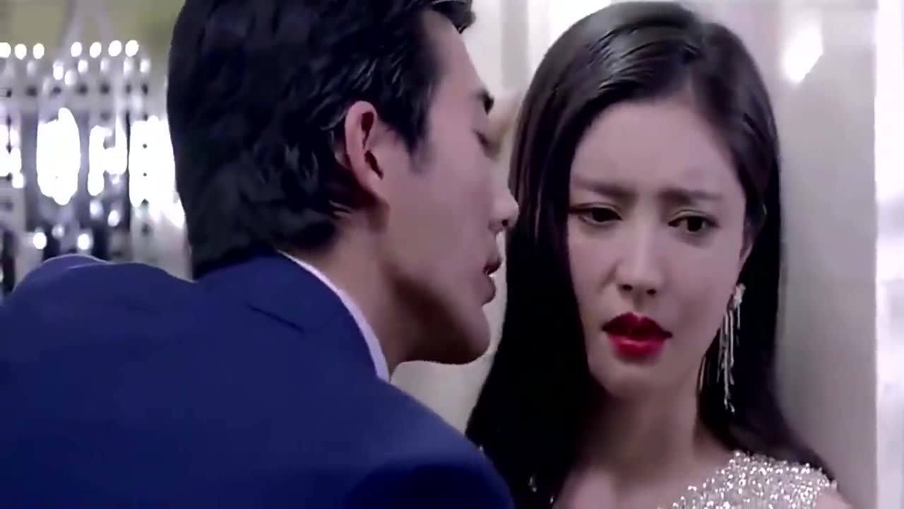 霸道总裁强吻美女没想到被心机女看见扎心了