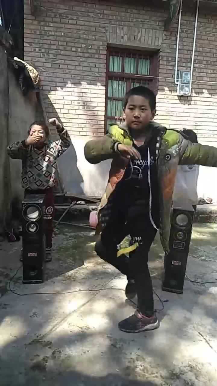 这个视频火了农村小男孩摆两个音响跳舞这画风也是没谁了