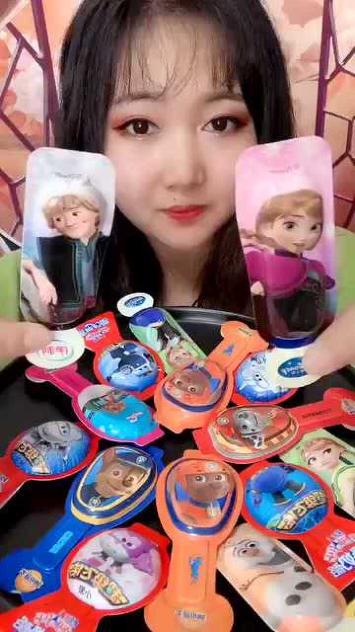 小可爱美女直播吃新的奶酪棒看着真过瘾
