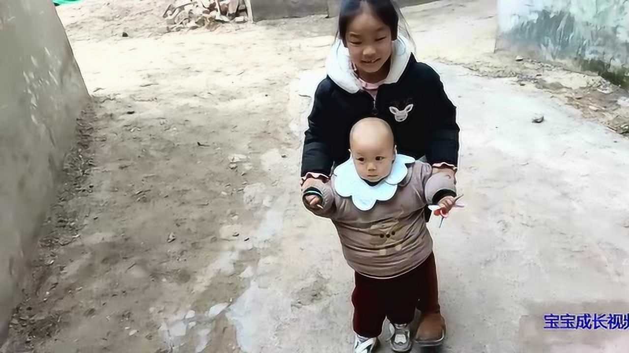 姐姐教小弟弟拔萝卜,小弟弟非常听话,姐弟俩是怎样拔萝卜呢?_高清1080P在线观看平台_腾讯视频