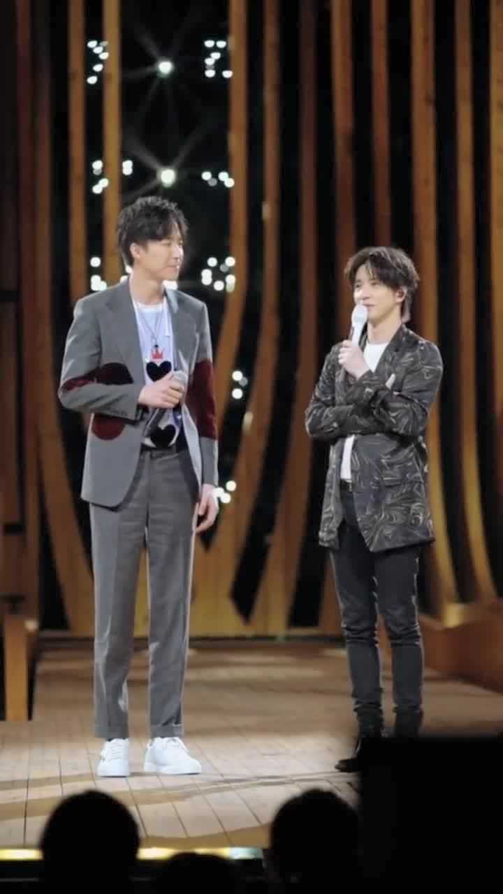 薛之谦和刘宇宁比身高没想到谦谦才到宁哥的下巴差距一目了然