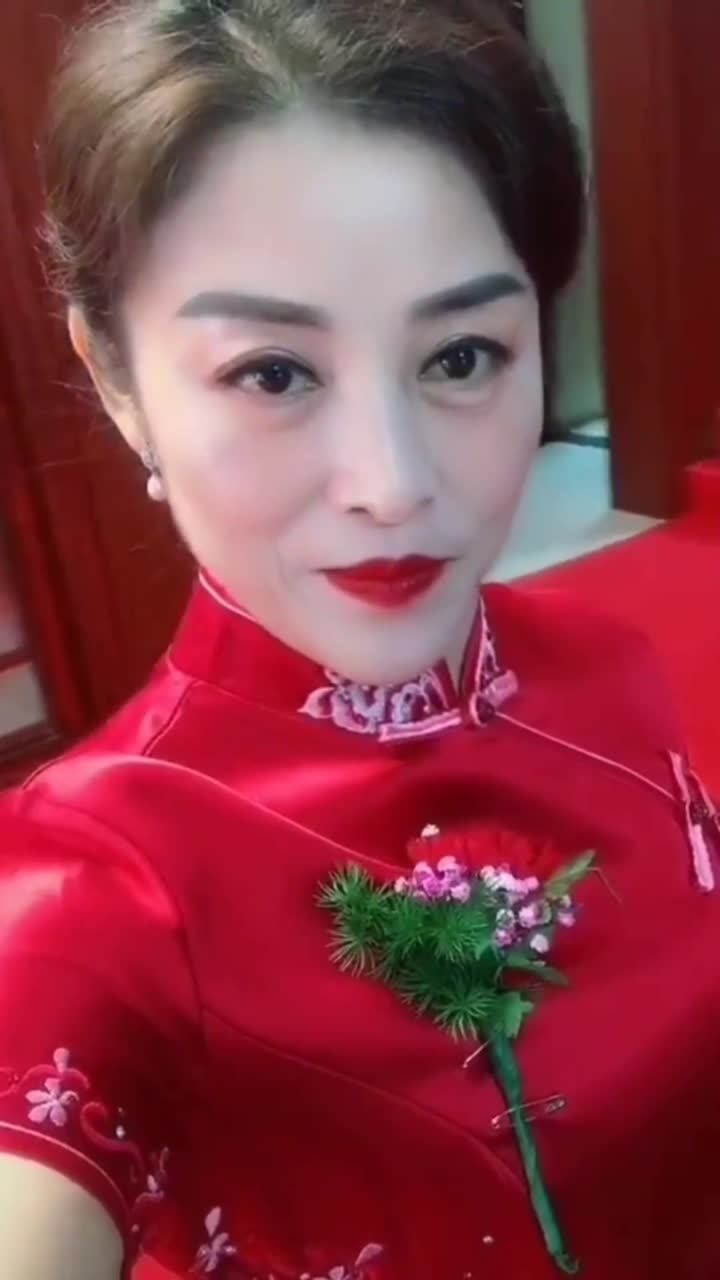 喜婆婆穿旗袍特别漂亮,但儿子结婚,婆婆还是该低调点儿嘛