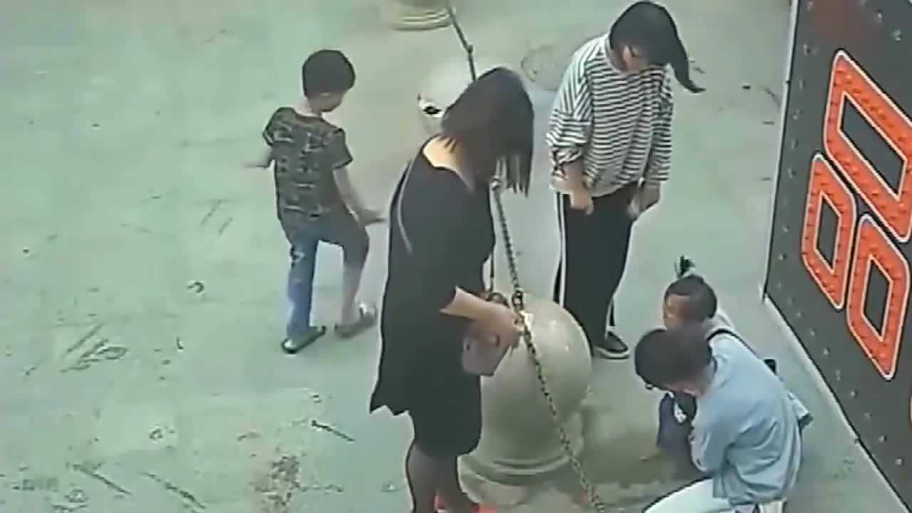 小女孩惨遭意外，妈妈赶到得知真相后，心都碎了_高清